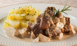 Filet mignon ao creme com champignon de Paris e batata sauté